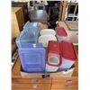 Image 2 : PLASTIC FOOD STORAGE CONTAINERS AND KNIFE BLOCK SET