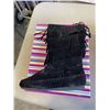 Image 3 : 5 NEW PAIRS OF ASSORTED SIZE SHOES