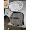 Image 2 : LOT OF KITCHEN ITEMS - SAUTEE PANS, KNIFES, SERVING PLATTERS, GRILL, ETC