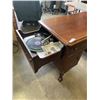 Image 6 : VINTAGE DESK W/ BUILT IN RECORD PLAYER