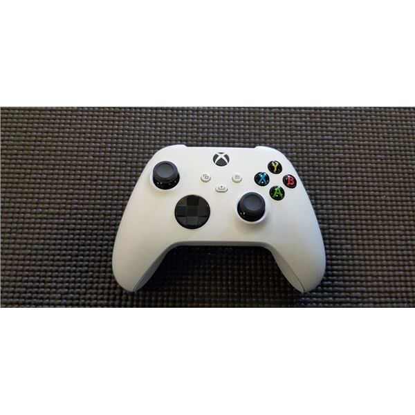 XBOX WIRELESS CONTROLLER - TESTED WORKING, RETAIL $74