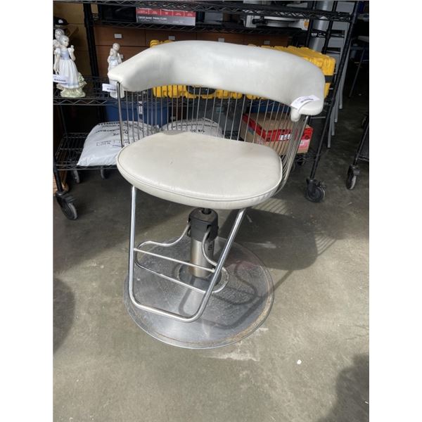 ADJUSTABLE HEIGHT SALON CHAIR