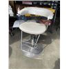 Image 1 : ADJUSTABLE HEIGHT SALON CHAIR
