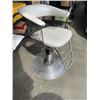 Image 2 : ADJUSTABLE HEIGHT SALON CHAIR