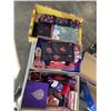 Image 1 : 3 BOXES RED HAT DECOR