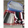 Image 1 : 3 OUTDOOR BLANKETS, 2 WORK BLANKETS AND A TOTE