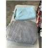Image 2 : 3 OUTDOOR BLANKETS, 2 WORK BLANKETS AND A TOTE