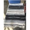 Image 3 : 3 OUTDOOR BLANKETS, 2 WORK BLANKETS AND A TOTE