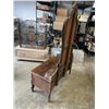 Image 4 : ANTIQUE VANITY DRESSER