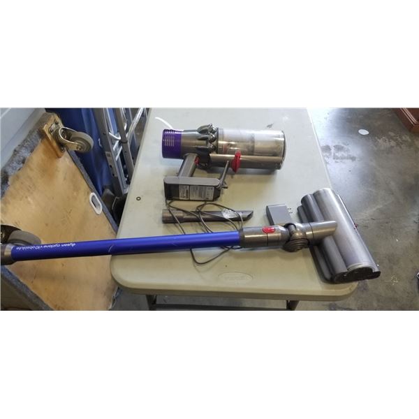DYSON CYCLONE V10 ABSOLUTE WITH CHARGER AND BATTERY. WORKING