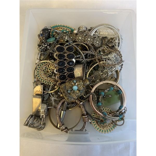 TRAY OF ESTATE JEWELRY