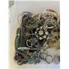 Image 3 : TRAY OF ESTATE JEWELRY