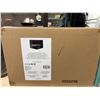 Image 2 : Amazon Basics Velvet Hangers, 100 Pack