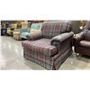 Image 1 : PLAID SOFA CHAIR