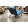 Image 2 : WOOD BASE LOUNGE CHAIR