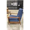 Image 2 : WOOD BASE LOUNGE CHAIR