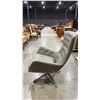 Image 2 : LEATHER BUTTON BACK LOUNGE CHAIR