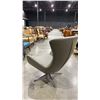 Image 3 : LEATHER BUTTON BACK LOUNGE CHAIR