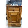Image 4 : 1 DRAWER, 1 DOOR WOOD NIGHTSTAND