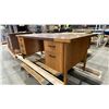 Image 2 : 5 DRAWER SOLID WOOD DESK WITH LEATHER TOP