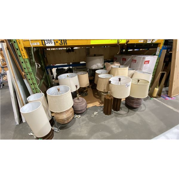 LARGE GROUP OF ASSORTED DECORATIVE TABLE LAMPS