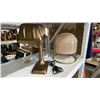 Image 3 : ASSORTED DESK LAMPS, CROSSES AND DECOR