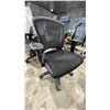 Image 2 : 3 BLACK ADJUSTABLE OFFICE CHAIRS