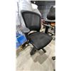 Image 4 : 3 BLACK ADJUSTABLE OFFICE CHAIRS