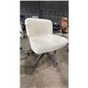 Image 3 : 2 WHITE MOBILE OFFICE CHAIRS