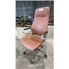 Image 2 : BROWN ADJUSTABLE HIGHBACK OFFICE CHAIR