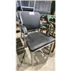 Image 2 : 2 MATCHING LEATHER AND METAL CLIENT CHAIRS