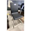 Image 3 : 2 ASSORTED CHAIRS