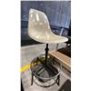 Image 4 : 2 ASSORTED CHAIRS