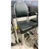 Image 3 : 4 ASSORTED CLIENT CHAIRS