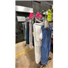 Image 2 : MOBILE CLOTHING RACK WITH ASSORTED SET DEC WARDROBE- DUVET COVERS AND PILLOW CASES