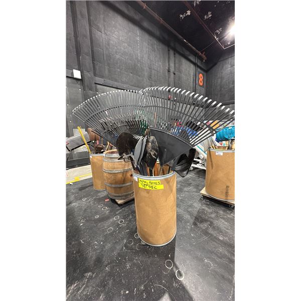 CARDBOARD BARREL OF ASSORTED RAKES, SHOVELS & GARDEN TOOLS
