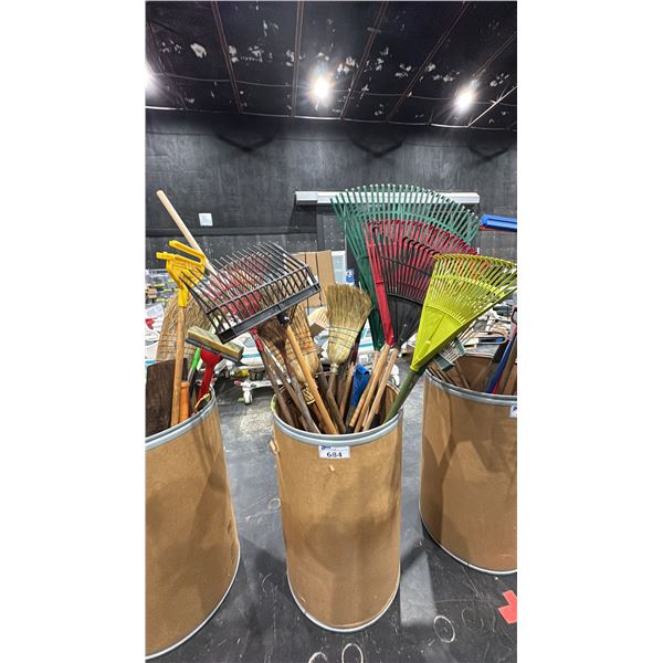CARDBOARD BARREL OF ASSORTED BROOMS & RAKES