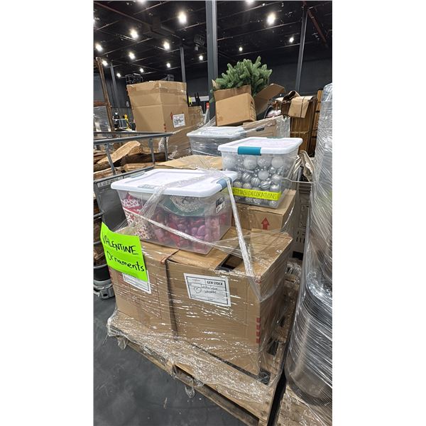 PALLET OF ASSORTED DECORATIONS