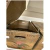 Image 5 : SHELF LOT INCLUDING COFFEE MAKER, FIRST AID KITS AND WOODEN CRATES