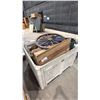 Image 2 : PALLET CRATE OF ASSORTED EQUESTRIAN ITEMS/DECOR- WAGON WHEELS, FEED BUCKETS, BRUSHES, HORSESHOES,