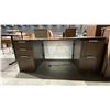 Image 2 : LARGE 5 DRAWER DESK WITH OVERHEAD CABINET & SIMILAR OFFICE CABINET