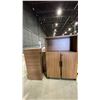 Image 4 : LARGE 5 DRAWER DESK WITH OVERHEAD CABINET & SIMILAR OFFICE CABINET