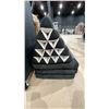 Image 2 : GROUP OF 4 ASSORTED TRIANGLE FOLDING PILLOWS