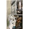 Image 4 : 2 SHELVES OF ASSORTED WOMENS SHOES