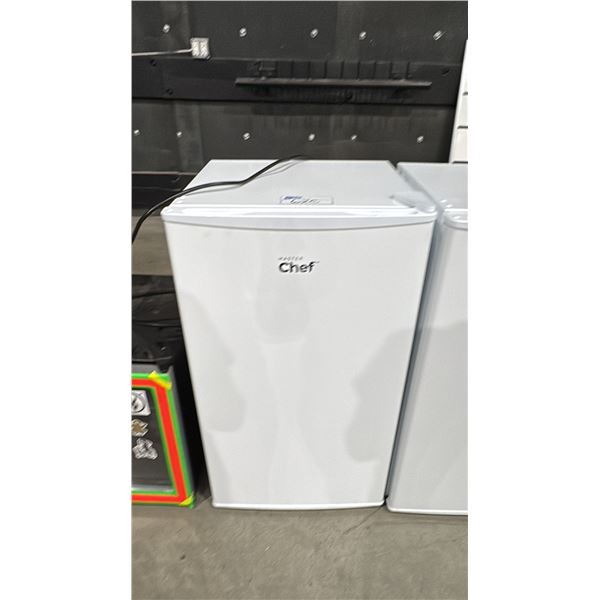 WHITE MASTER CHEF MINI FRIDGE