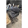 Image 2 : 5 BLACK MOBILE CLIENT CHAIRS
