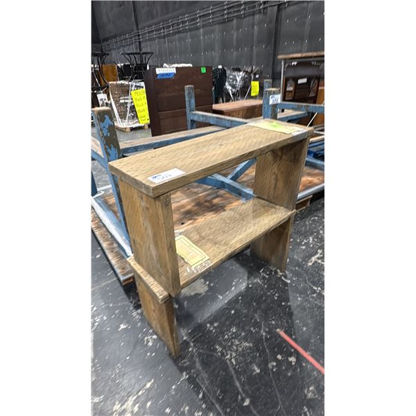 2 SMALL BENCHES
