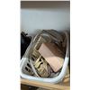 Image 3 : 4 BASKETS OF ASSORTED PURSES