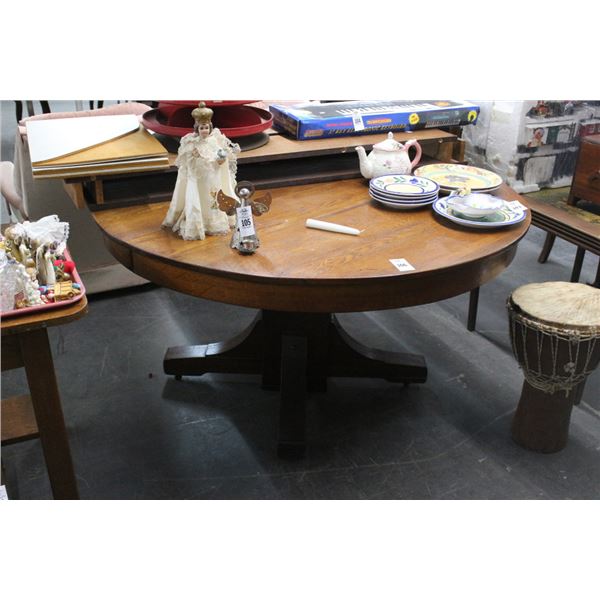 Tiger Oak Round Pedestal Dining Table w/2 Leaves/Padding