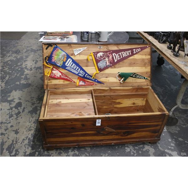 Cedar Trunk w/Pendants
